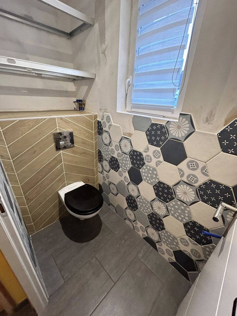 Carrelage sol et mur de toilettes
